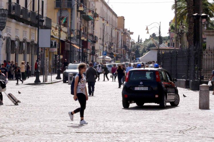 Pompei: giovane tenta il suicidio, salvato da Carabinieri. Bloccato su balcone nella notte