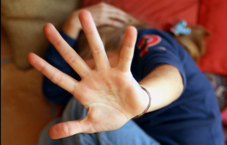 Estorsioni a una 15enne. Imputato sotto torchio