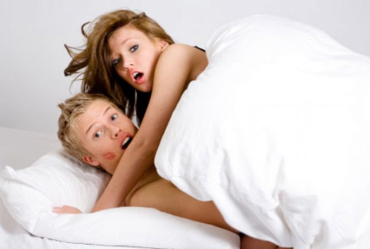 Si Nasconde Sotto Il Letto Per Spiare Il Marito