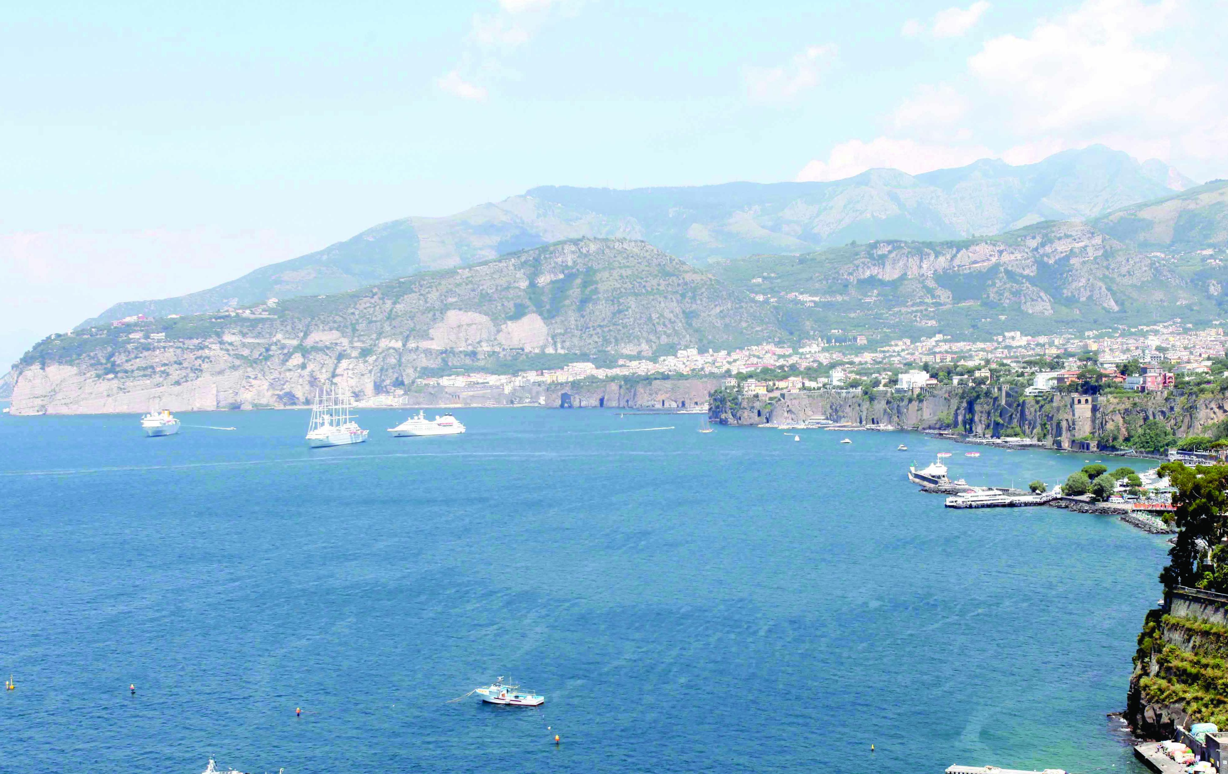 Ombrelloni e lettini già pronti sulle spiagge libere della penisola sorrentina: scatta la denuncia - Vimarsana News