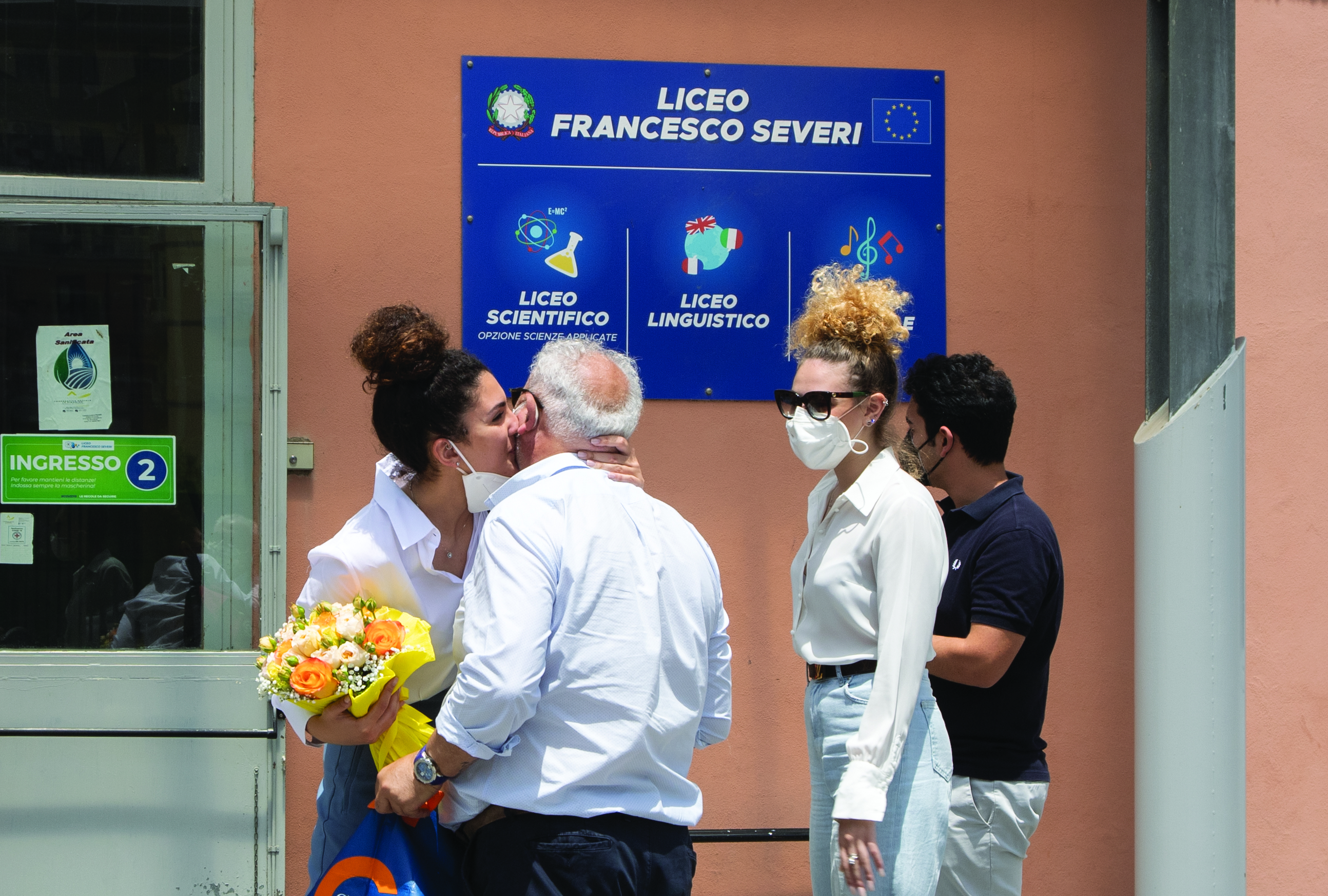 Selfie, sorrisi e lacrime: i giovani e l'esame di maturità - Vimarsana News