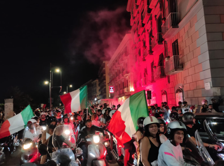Italia campione, esplodono le piazze da Torre a Sorrento. Gioia senza freni a Castellammare per l'eroe Donnarumma - Vimarsana News