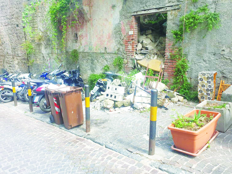 Castellammare. Il centro antico si sgretola: «Nessuno ascolta i nostri appelli» - Vimarsana News