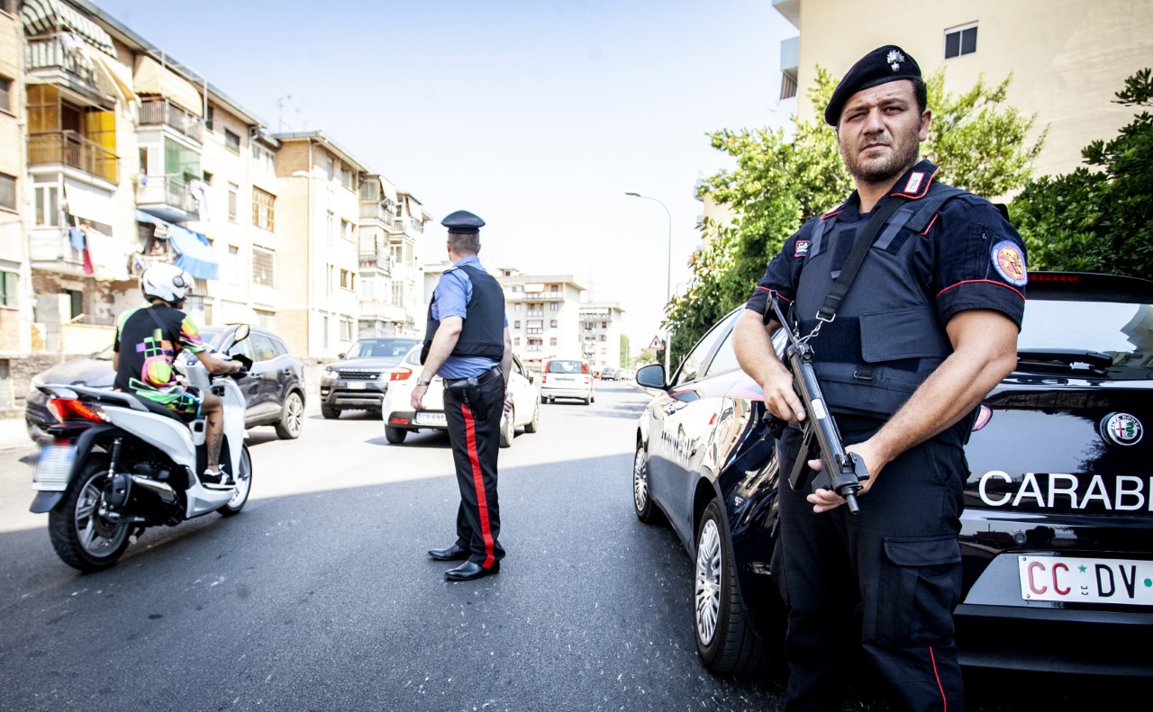 Le notti buie di Torre Annunziata, i bambini affiliati girano armati di kalashnikov - Vimarsana News