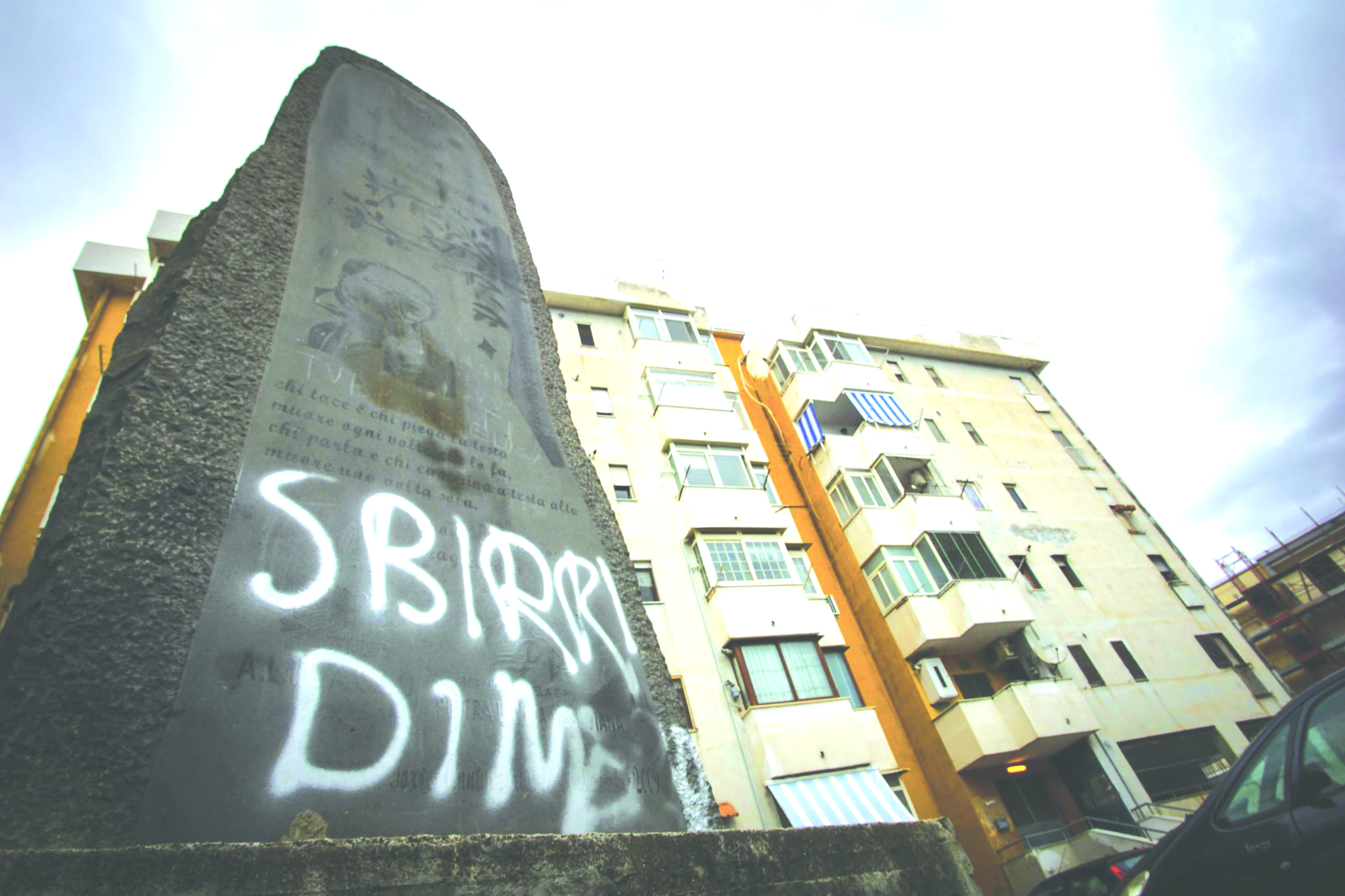 Far West a Torre Annunziata, la camorra torna a sparare: stesa davanti alla statua di Falcone - Vimarsana News