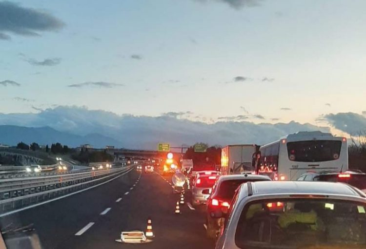 Schianto in autostrada al casello di Scafati: trentenne di Torre del Greco muore sul colpo