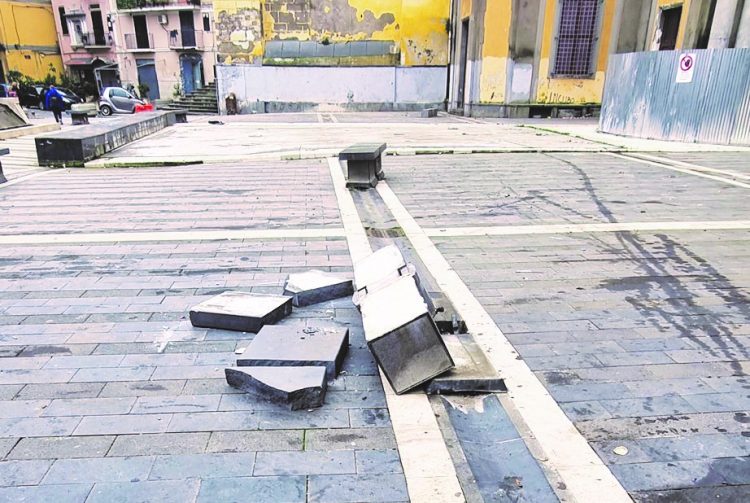 Castellammare. La follia dei baby-vandali: panchine distrutte in piazza