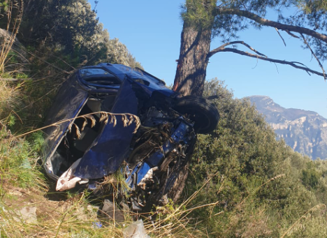Tragedia sfiorata sulla Statale Amafitana: sfonda il muretto con l’auto e precipita nel vuoto, uomo salvato