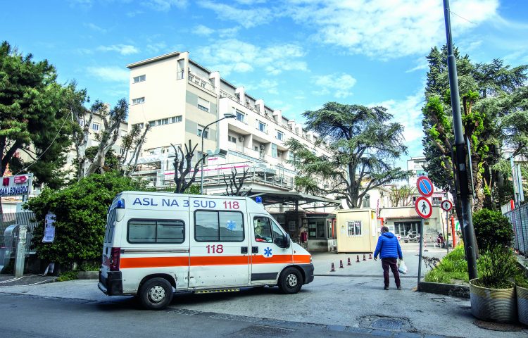 Castellammare, caos all’ospedale San Leonardo: anche i reparti sono scoperti