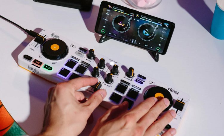 Con il DJControl Mix ed uno smartphone si può far festa ovunque