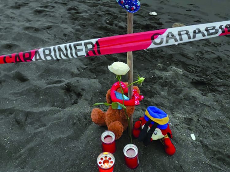 Lumini e peluche sulla spiaggia della tragedia di Torre del Greco. Il sindaco pensa al lutto cittadino