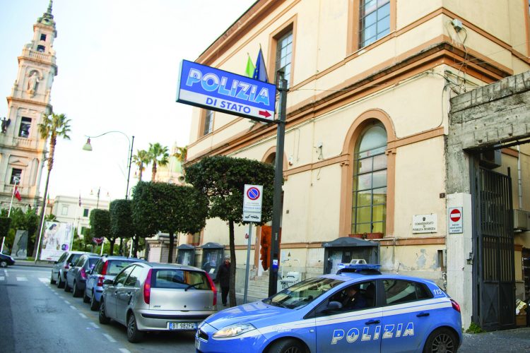 Pompei, getta acqua bollente dal balcone contro una commerciante e aggredisce i poliziotti: arrestata