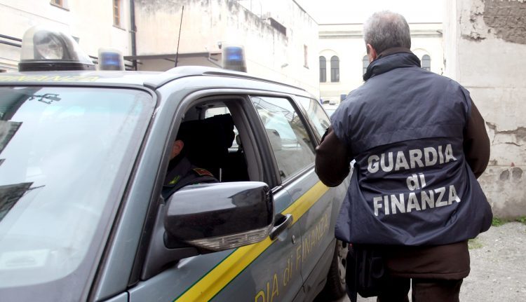 Corruzione, arrestati due vigili urbani e un imprenditore. “500 euro, il regalo antiabusivismo”