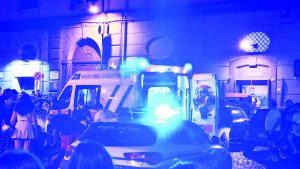 Spari davanti al municipio di Castellammare, ferita una 23enne per errore