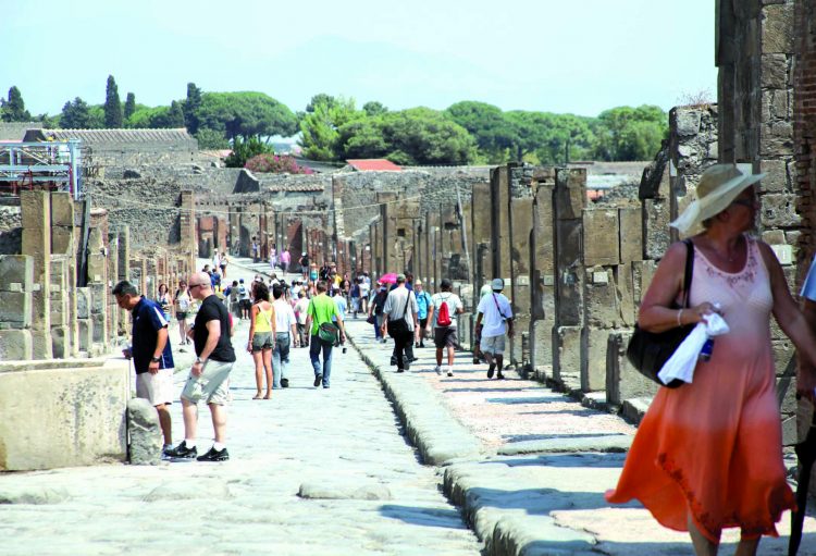Guide turistiche abusive agli Scavi di Pompei: denunciati due stranieri
