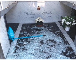 Schiaffo alla memoria di Paolino Avella, vandalizzata la cappella al cimitero di Pollena Trocchia