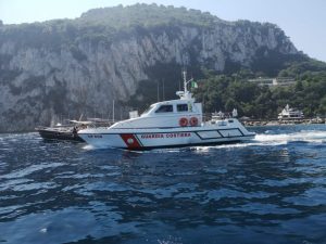 Gommone finisce sugli scogli a Capri, salvi 4 ragazzi