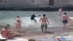 Allarme violenza a Napoli. Rissa a colpi di casco sulla spiaggia a Posillipo e due minori accoltellati a Mergellina