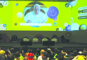 Il Papa parla ai giovani, il messaggio da Sorrento: Â«Siate messaggeri di speranzaÂ»