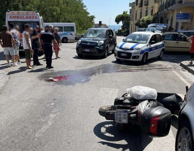 Schianto tra scooter e auto a Ercolano, centauro batte la testa: ricoverato in ospedale