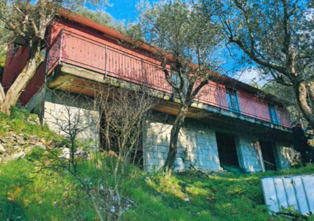 Sorrento, villa abusiva costruita su dirupo abbattuta dopo 17 anni