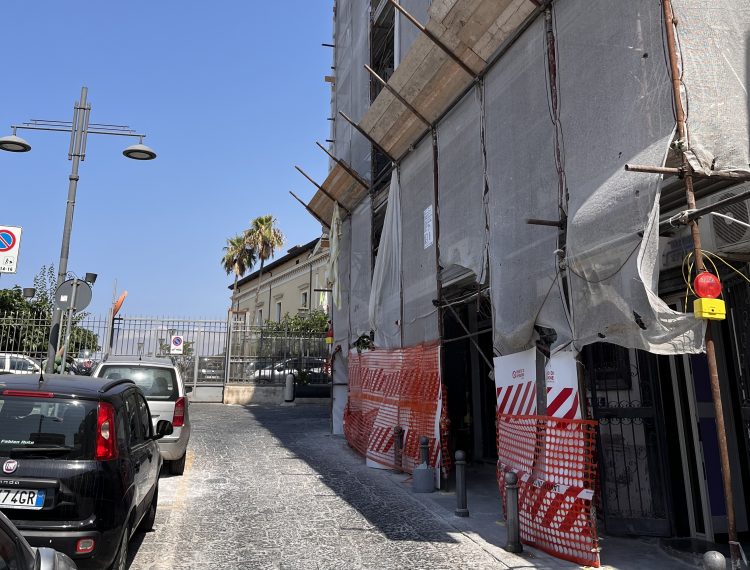 Torre del Greco, crolla il solaio di un edificio: l’operaio ferito sparito nel nulla