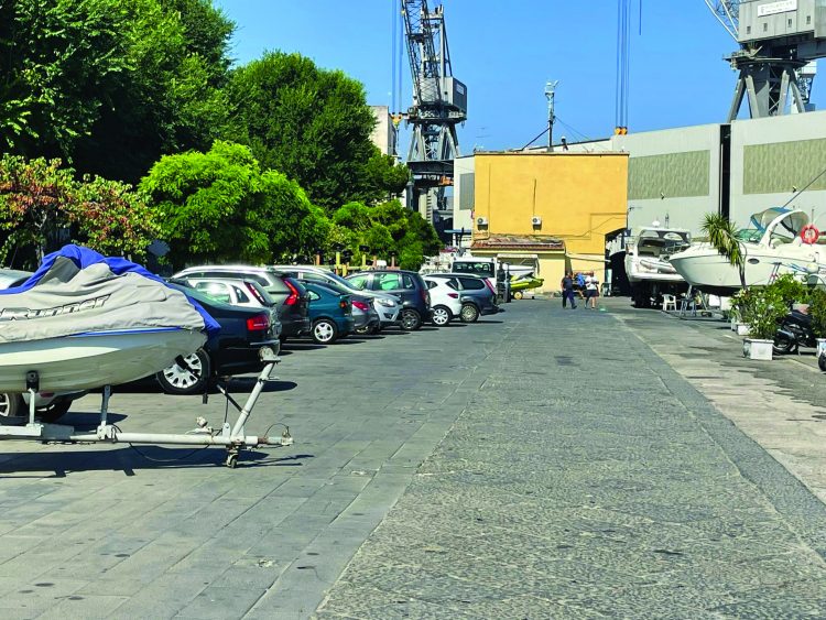 Castellammare, sosta selvaggia: l’area degli chalet invasa dalle auto