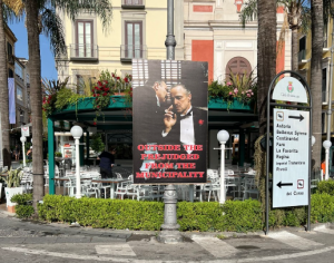 Protesta a Sorrento, striscione in piazza Tasso: la firma è del cittadino che denuncia presunte irregolarità edilizie