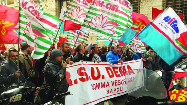 Caos per gli stipendi, protesta alla Dema di Somma Vesuviana