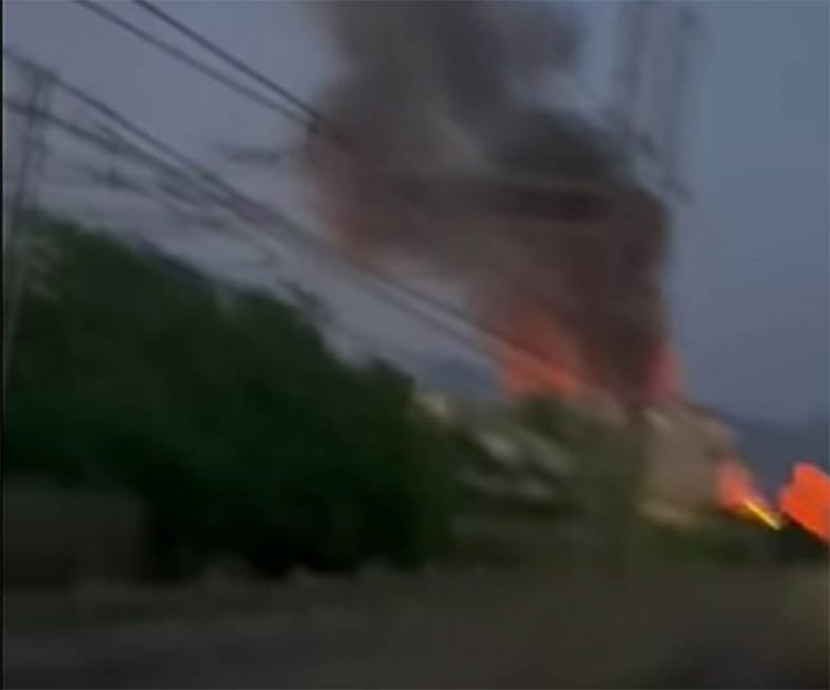 Torre del Greco, fuochi d’artificio sul lungomare: in fiamme terreno a ridosso della stazione Fs