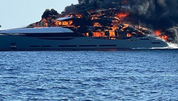 Incendio a bordo, lo yacht di Scudieri distrutto dal fuoco a Formentera