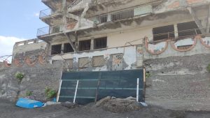 Edifici a rischio crollo sul litorale di via De Gasperi a Castellammare, la denuncia dei bagnanti