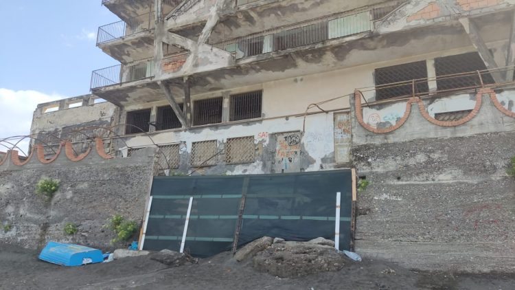 Edifici a rischio crollo sul litorale di via De Gasperi a Castellammare, la denuncia dei bagnanti