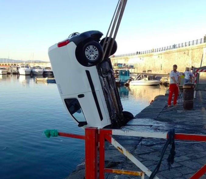 Torre del Greco, furgone «scivola» nelle acque del porto. Era entrato in un’area «chiusa»