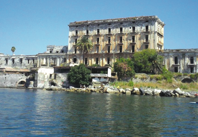Portici, si lancia in mare da villa d’Elboeuf: sfiorata la tragedia al porto