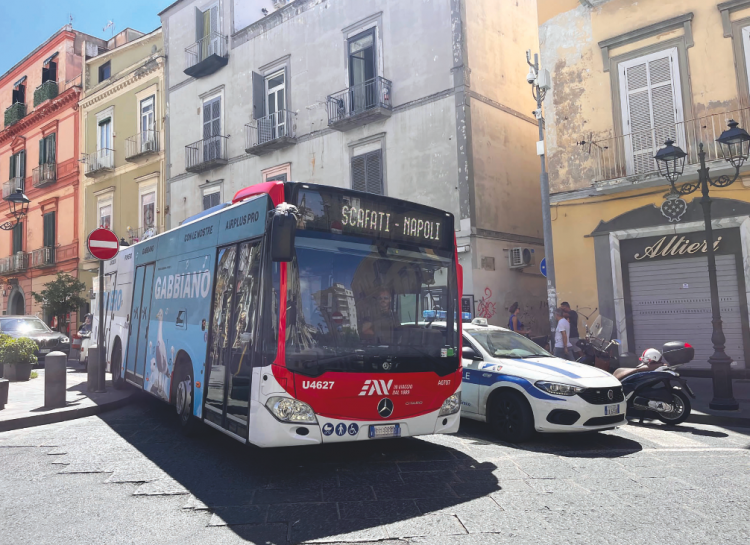 Sosta selvaggia a Torre del Greco: l’auto dei vigili «blocca» il bus, viabilità in tilt