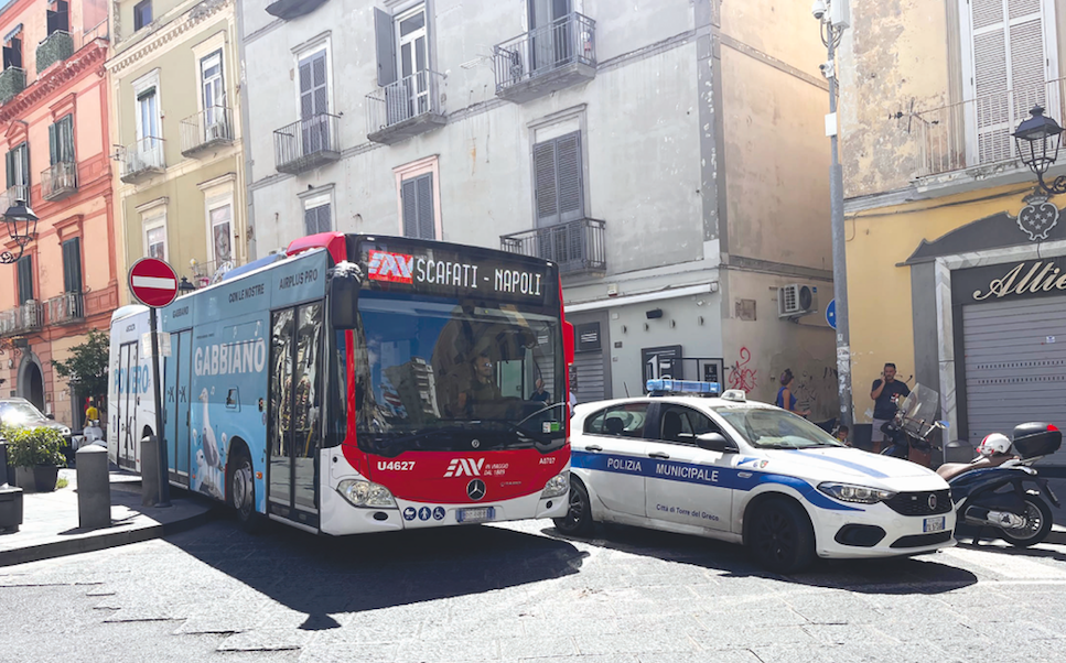 Sosta selvaggia a Torre del Greco: l'auto dei vigili «blocca» il bus, viabilità in tilt