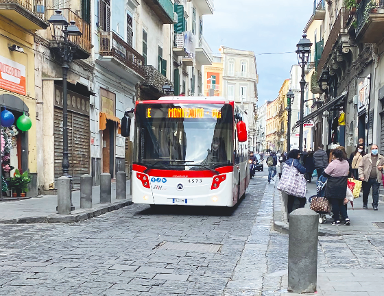 Disastro dei trasporti a Torre del Greco, in strada un bus su due: le periferie sono isolate