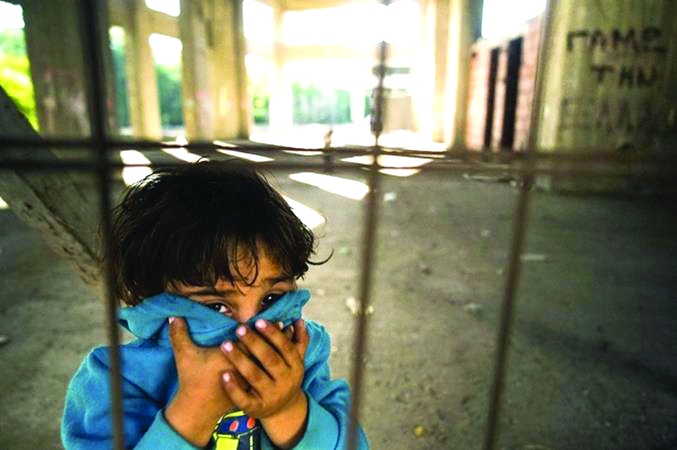 Allarme povertà estrema: 10 bimbi di Torre Annunziata strappati alle famiglie, vivono in comunità