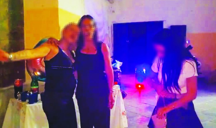 Festa neomelodica nell’atrio di una scuola, bufera sul party abusivo a Castellammare