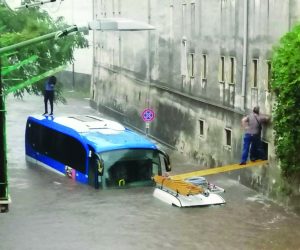 Maltempo, bus inghiottito da una strada allagate: sette persone salvate a Torre Annunziata