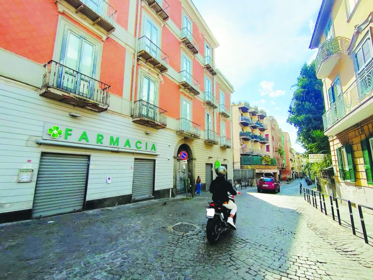 Rapina una farmacia a Castellammare, il malvivente ha le ore contate