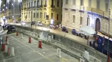 Donna investita e uccisa da una moto a Napoli: video choc diffuso sul web