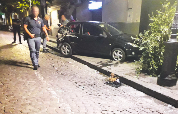 Torre del Greco, si schianta contro un Apecar: finisce con l’auto in un negozio, due feriti
