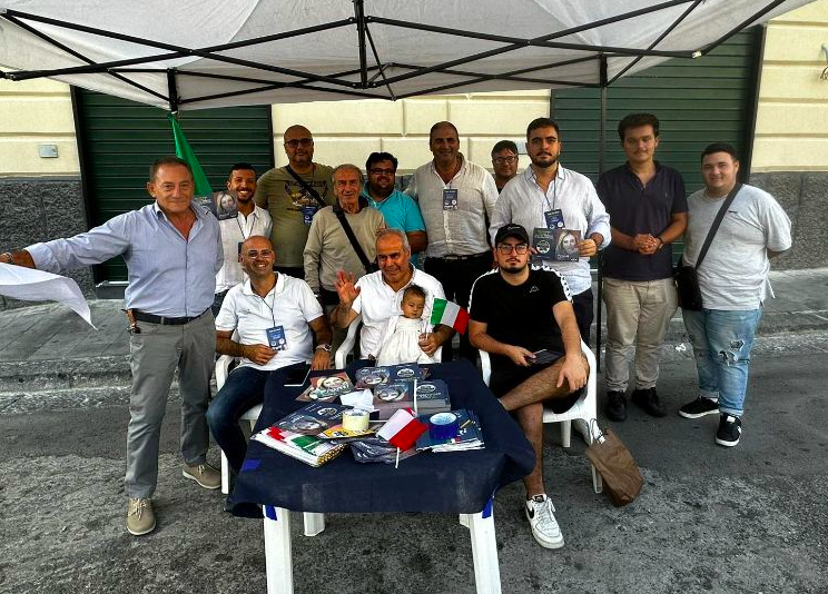 Fratelli d’Italia in piazza a Torre del Greco, al gazebo c’è anche l’ex sindaco Borriello
