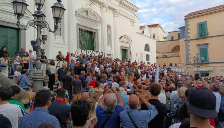 Bagno di folla per Conte a Torre del Greco. L’ex premier incontra i genitori di Giovanni Guarino