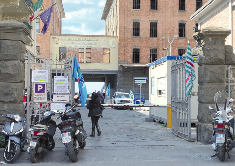 Torre del Greco, niente proroghe ai precari del welfare: presidio dei sindacati davanti agli ex Molini