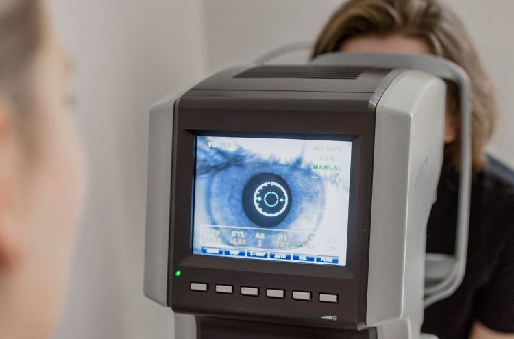 Retina artificiale su un paziente con maculopatia. Impiantato un microchip su 91enne