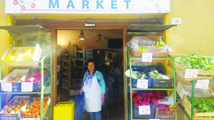 Caro-bollette: a Castellammare boom di ristoranti chiusi a pranzo, la titolare di un mini-market: «Sono disperata»