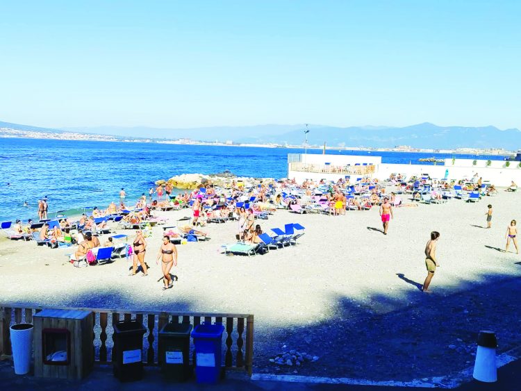 Castellammare. Hotel, B&B e spiagge piene a Ognissanti: «Il Comune ci aiuti a programmare la prossima estate»